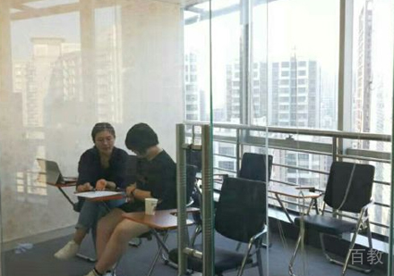 校区老师一对一授课场景