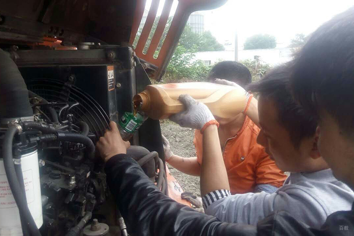 成都中天职业技能培训学校_挖掘机添加液压油