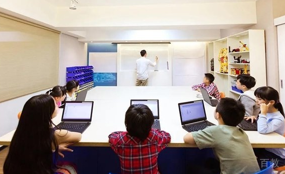 课堂学生相互讨论