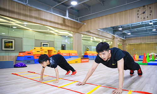 学生跟随教练训练