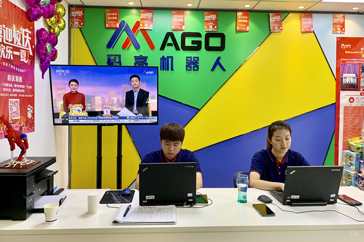 学校前台接待人员