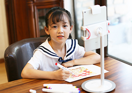 学员在线学习美术场景