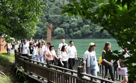 长沙北大青鸟大计校区_学校组织旅游