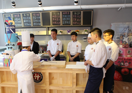 西安食品工程高级技工学校_校区学员课程学习场景