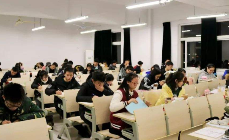 南宁中公考研_学员课堂学习