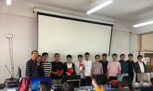 与合作方学员合影