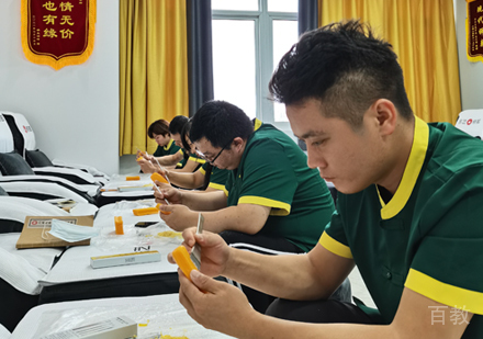 校区学员课堂学习场景