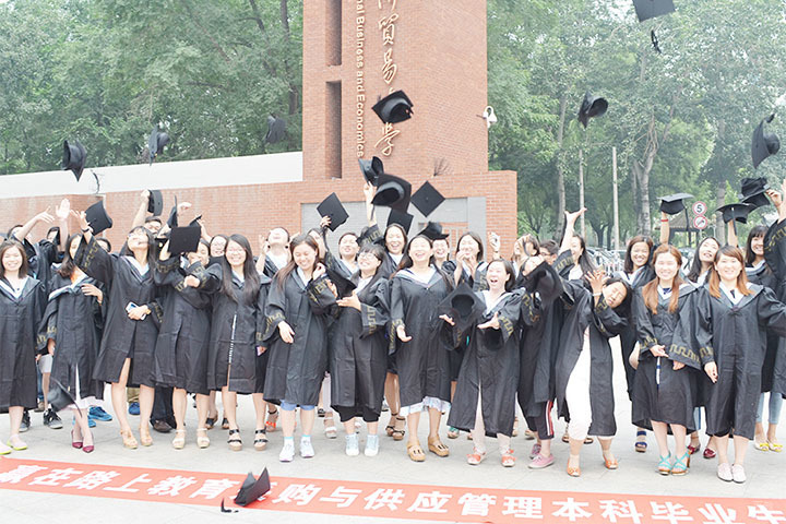 北京赢在路上学校采购与供应管理本科毕业生合影