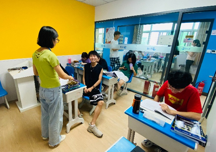校区学员课堂学习场景