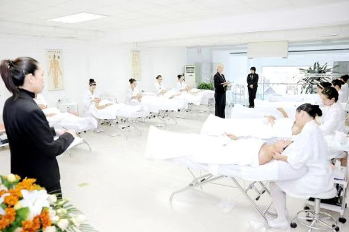 合肥朗艺匠心化妆纹绣美甲学校_培训现场