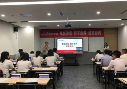 泉州中公会计_校区老师授课场景展示