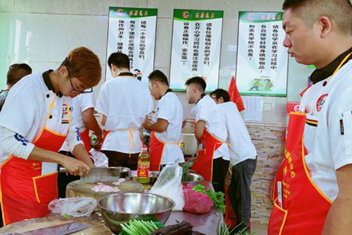 成都食尚香小吃培训学校_学员正在练习培训实景