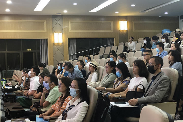 老师开会中