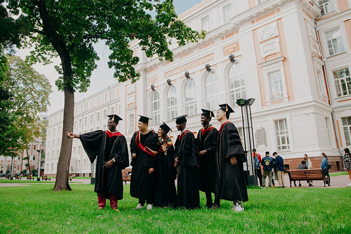 俄罗斯交通大学学员毕业照