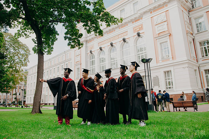 法国昂热大学毕业学员合影