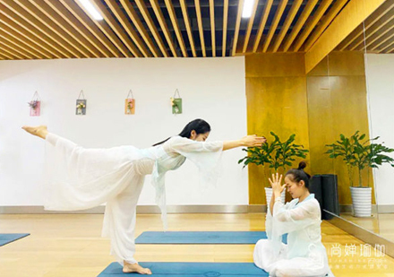 郑州尚婵瑜伽_校区老师课堂授课场景展示