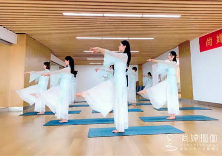 郑州尚婵瑜伽_校区学员上课场景展示