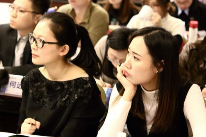 北京美国卡罗尔大学_美国卡罗尔大学MBA班学生认真上课场景