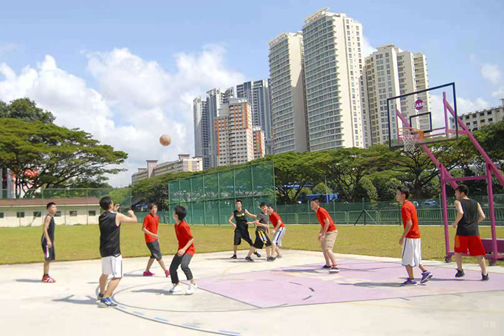 篮球场上的学员