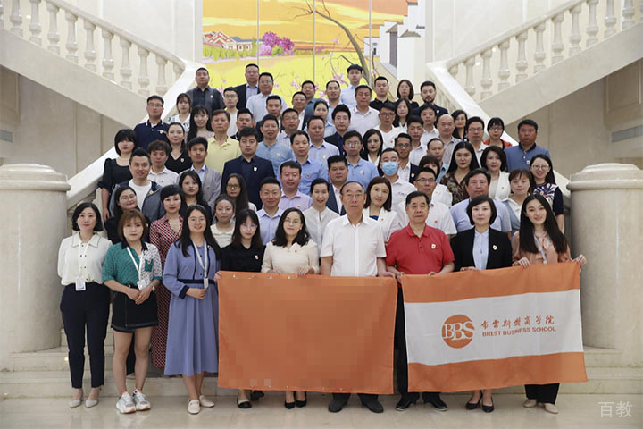 北京法国布雷斯特商学院_法国布雷斯特商学院国际硕士学员合影
