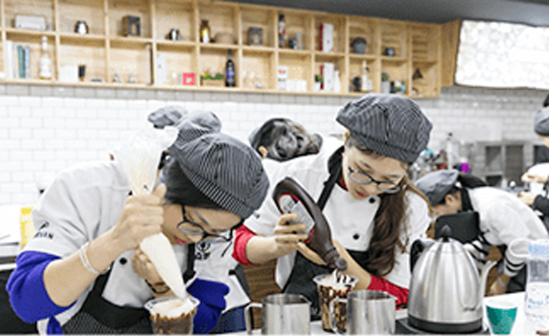 南昌熳点教育_熳点教育学员制作饮品