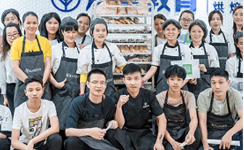 南昌熳点教育_学员与老师实战课后进行合照