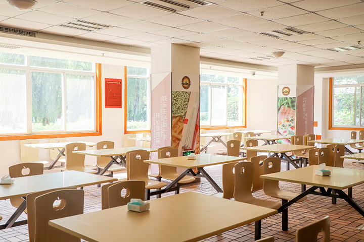 成都丹秋高考中心干净整洁的食堂