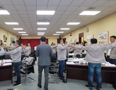 校区老师授课场景