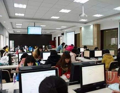 校区学员上课场景