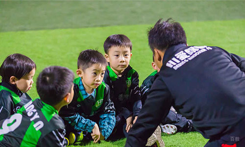 学员认真听讲