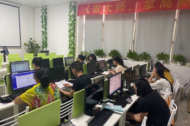 认真学习的学生