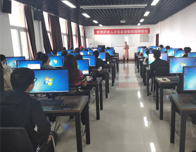 郑州河南新工科产业学院校区上课场景