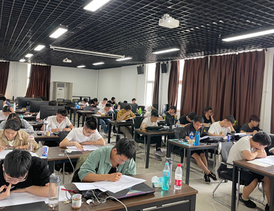 学校学员认真上课场景