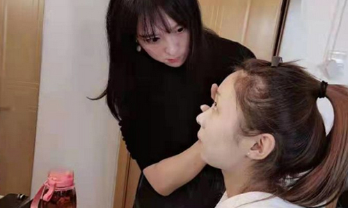 北京英妆时代老师为学员化妆