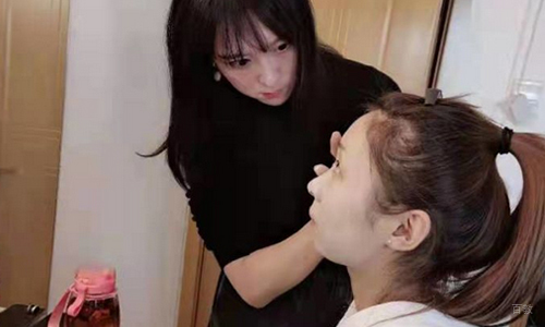 老师为学员化妆