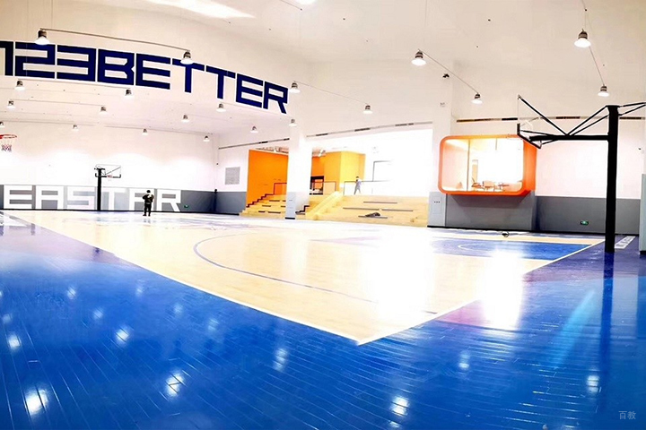 成都启明星篮球_干净明亮的篮球场