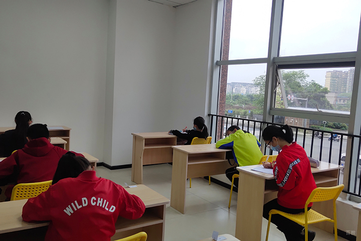 成都龙新教育_自习的学生