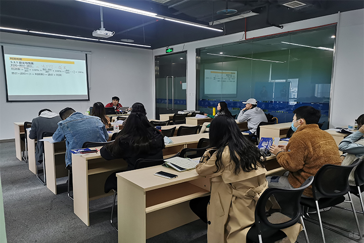 北京世纪文缘MBA_学生认真听课