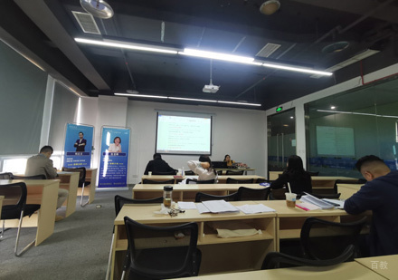 线下教室老师授课场景展示