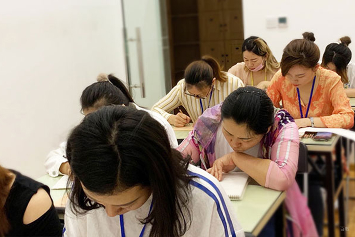 成都佰亿教育_认真的学员