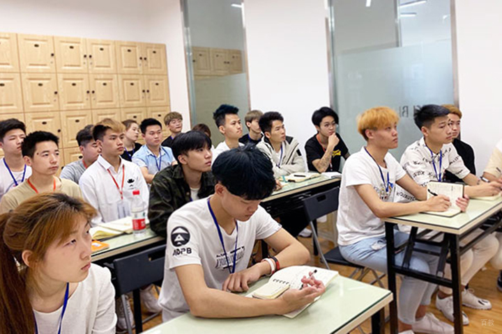 成都佰亿教育_认真学习的学员