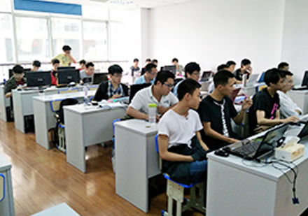 郑州职坐标IT培训学员上课场景展示