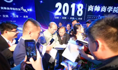 接受采访