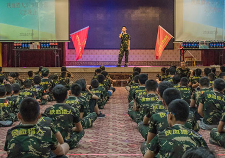 学员上台演讲
