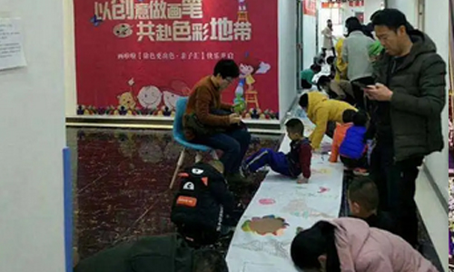 北京画啦啦美术学员跟家长共同创作