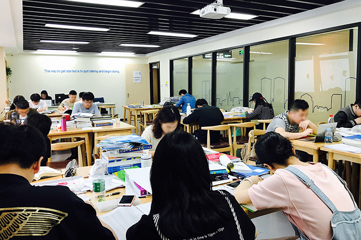 自习室的学员