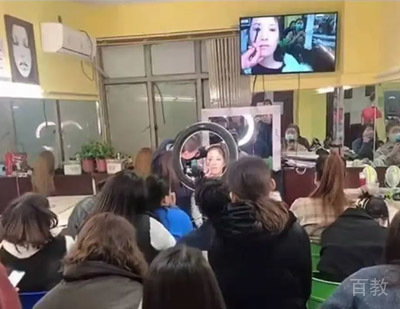 西安薇美美化妆培训学校学员认真上课场景展示