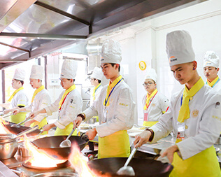 广州新东方烹饪学校学生上课