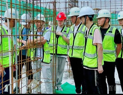西安建皇教育_老师与学员工程实地勘察现场