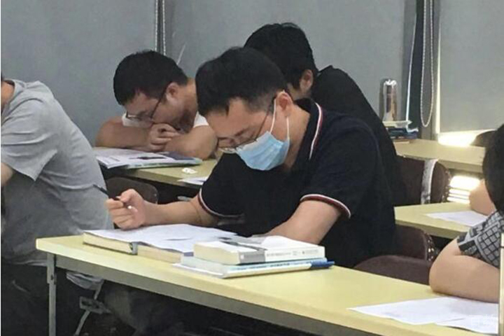 学员认真思考